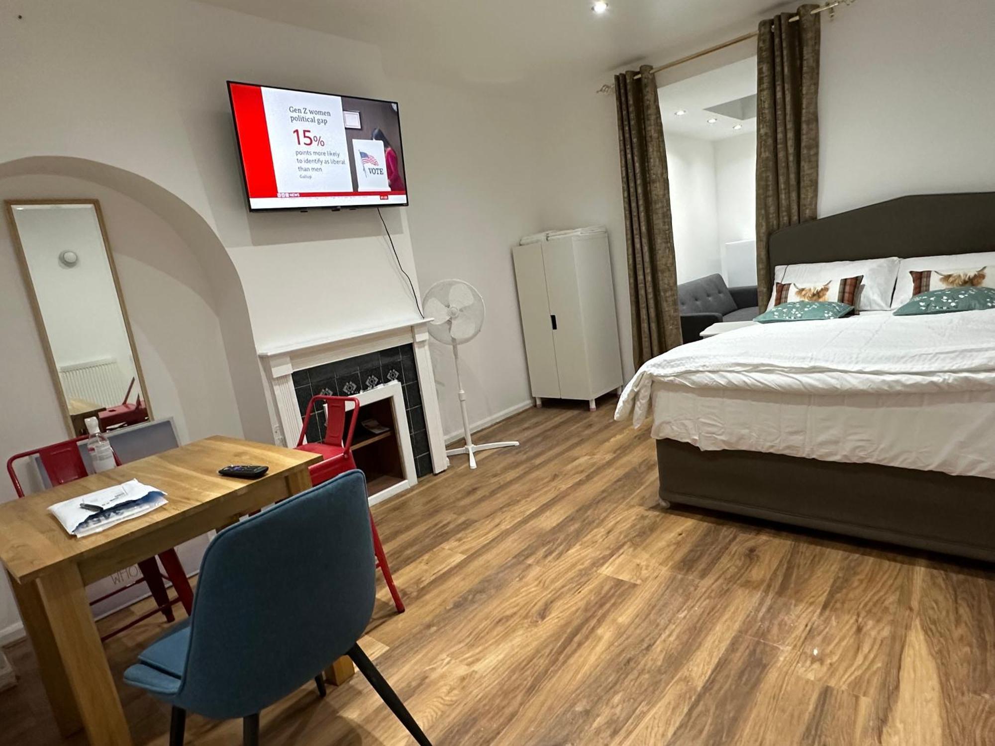 4Th Studio Flat With Private Own Bathroom A London Luxury Family Home Setup And Furnished With Double Bed Plus A Double Futon-Sofa Bed A Single Futon Bed A Baby Cot And Garden And Free Parking Exterior photo