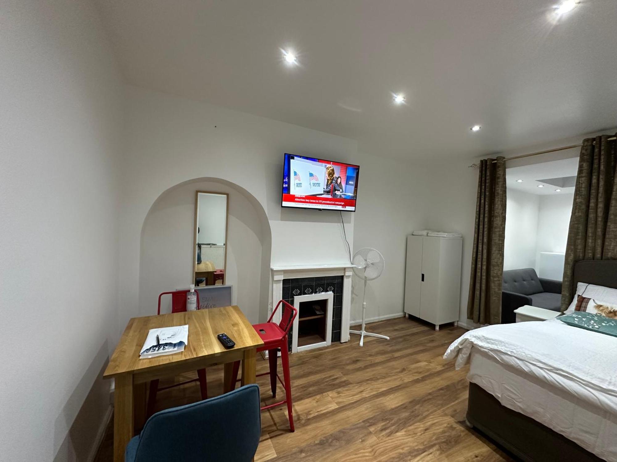 4Th Studio Flat With Private Own Bathroom A London Luxury Family Home Setup And Furnished With Double Bed Plus A Double Futon-Sofa Bed A Single Futon Bed A Baby Cot And Garden And Free Parking Exterior photo