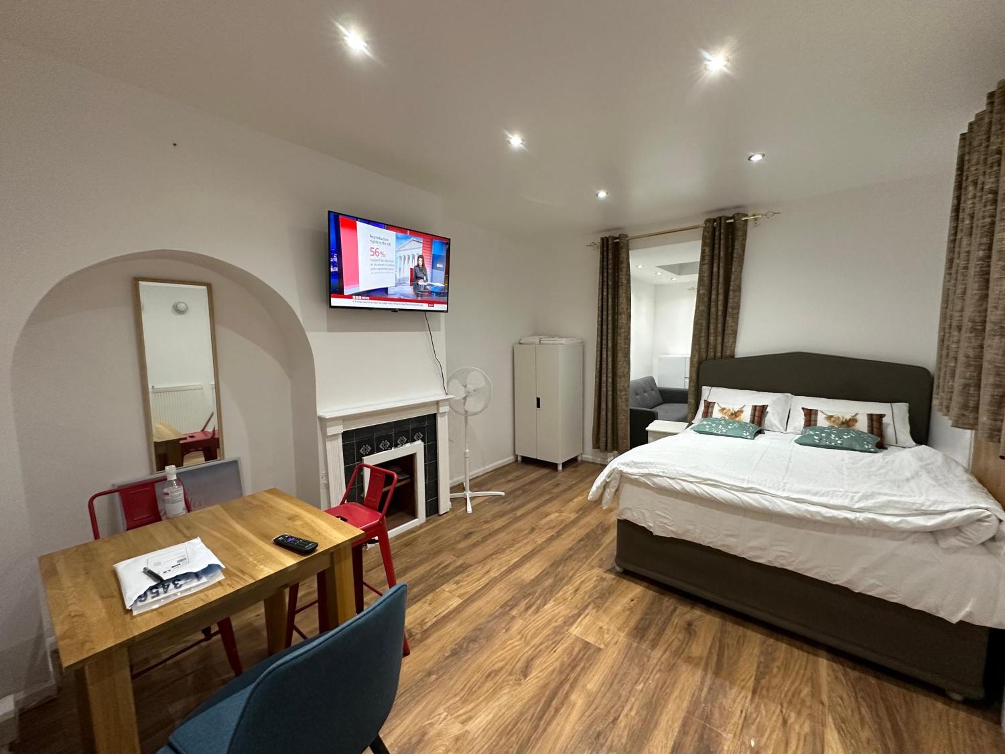 4Th Studio Flat With Private Own Bathroom A London Luxury Family Home Setup And Furnished With Double Bed Plus A Double Futon-Sofa Bed A Single Futon Bed A Baby Cot And Garden And Free Parking Exterior photo