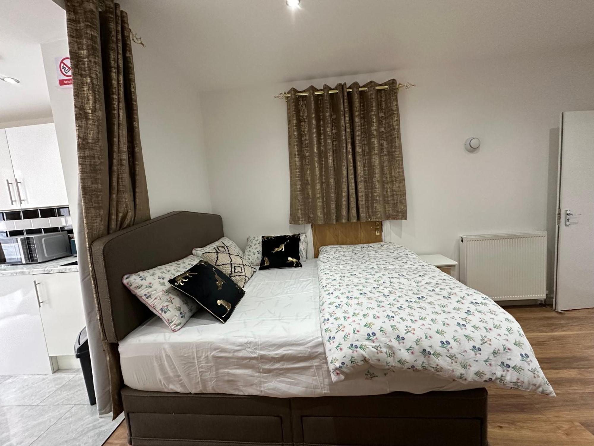 4Th Studio Flat With Private Own Bathroom A London Luxury Family Home Setup And Furnished With Double Bed Plus A Double Futon-Sofa Bed A Single Futon Bed A Baby Cot And Garden And Free Parking Exterior photo