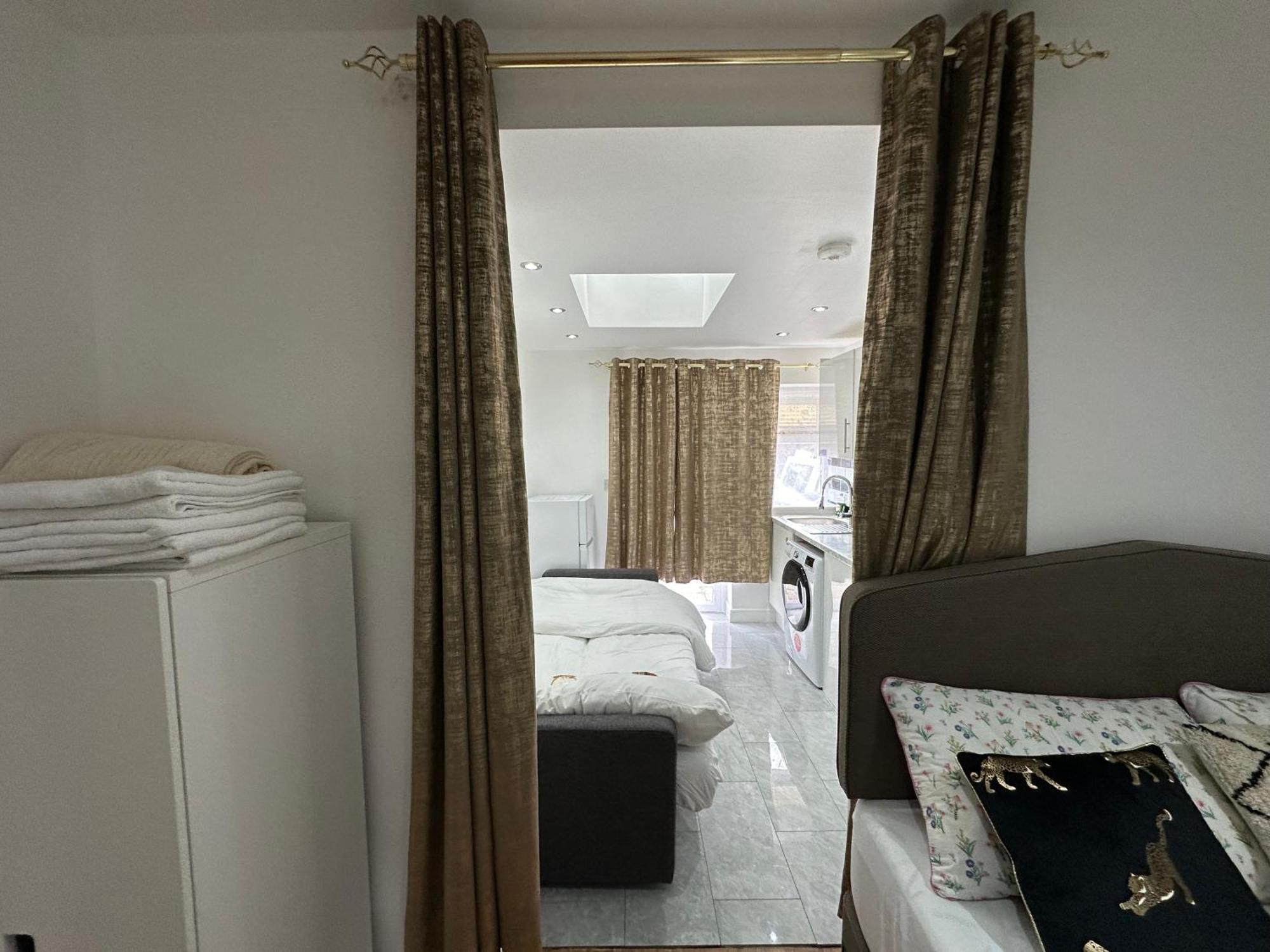 4Th Studio Flat With Private Own Bathroom A London Luxury Family Home Setup And Furnished With Double Bed Plus A Double Futon-Sofa Bed A Single Futon Bed A Baby Cot And Garden And Free Parking Exterior photo