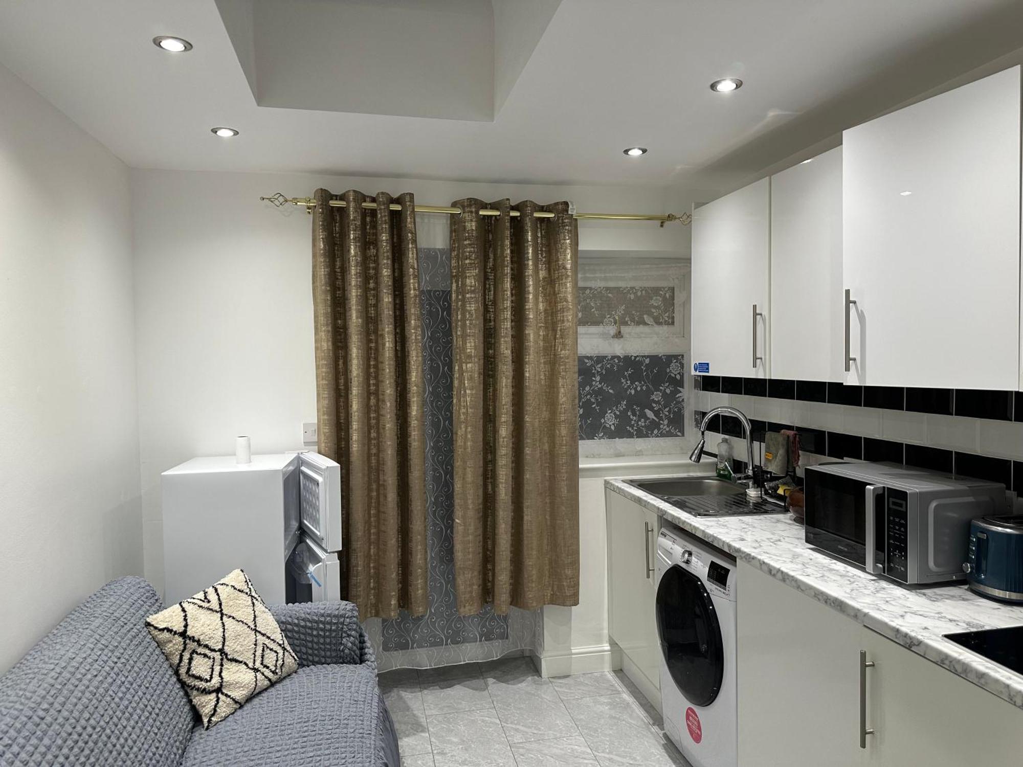 4Th Studio Flat With Private Own Bathroom A London Luxury Family Home Setup And Furnished With Double Bed Plus A Double Futon-Sofa Bed A Single Futon Bed A Baby Cot And Garden And Free Parking Exterior photo